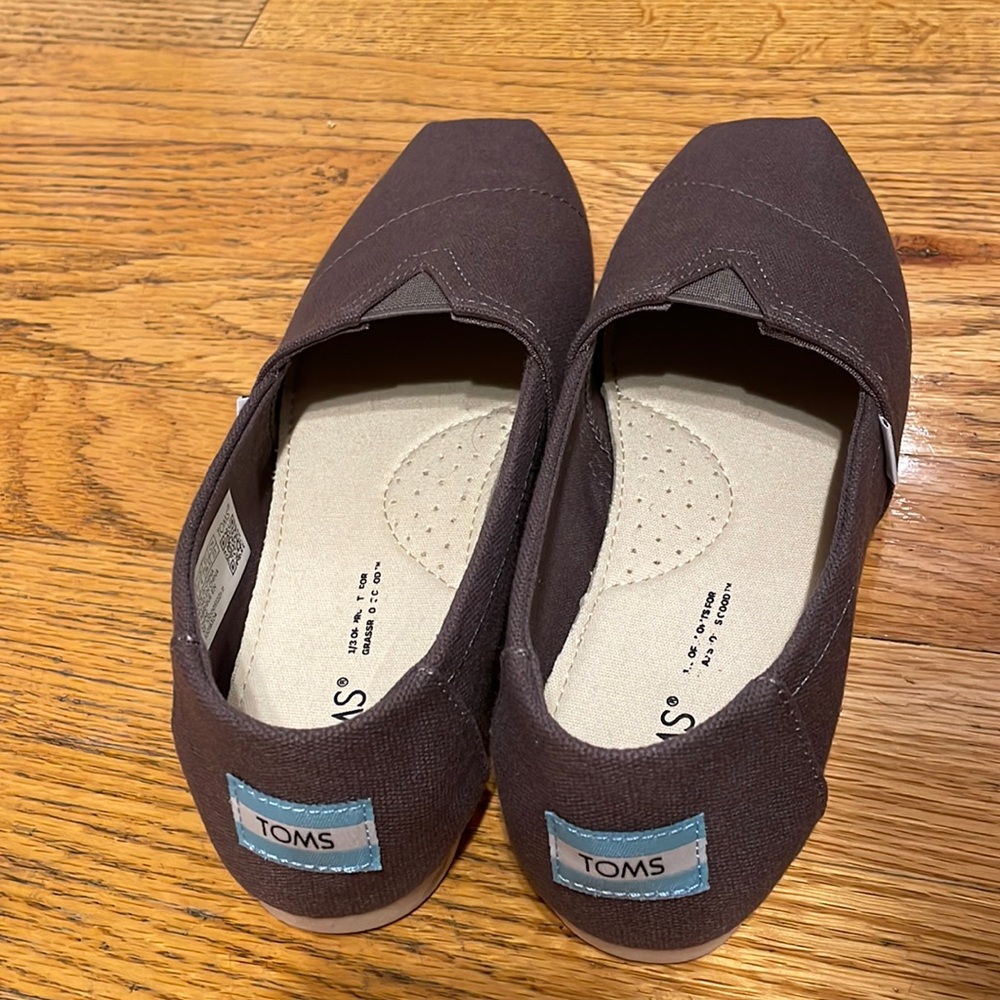 NEW TOMS Shoe - Size US 6